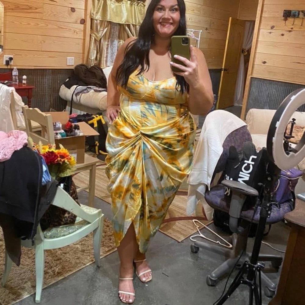 Lost weight and this no longer fits. Worn once at wedding. Skirt and corset top!